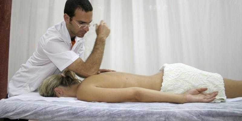 Мужичок занимается сексом с молодой клиенткой во время массажа
